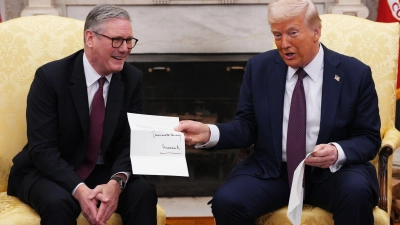 Der britische Premier Starmer überreichte US-Präsident Trump die Einladung zum Staatsbesuch bei einem Besuch im Weißen Haus. (Archivfoto) (Foto: Carl Court/PA Wire/dpa)