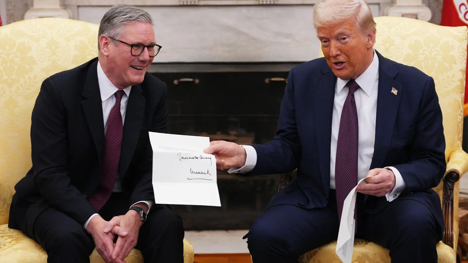 Der britische Premier Starmer überreichte US-Präsident Trump die Einladung zum Staatsbesuch bei einem Besuch im Weißen Haus. (Archivfoto) (Foto: Carl Court/PA Wire/dpa)
