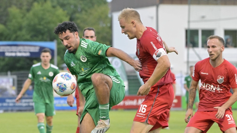 Tarkan Ücüncü (am Ball) trägt wieder das Trikot der SpVgg Ansbach.  (Foto: Martin Rügner)