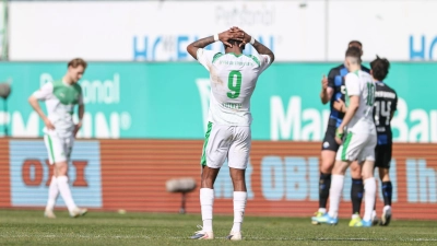 Noel Futkeu (M) vergab für die Fürther eine dicke Chance. (Foto: Daniel Löb/dpa)