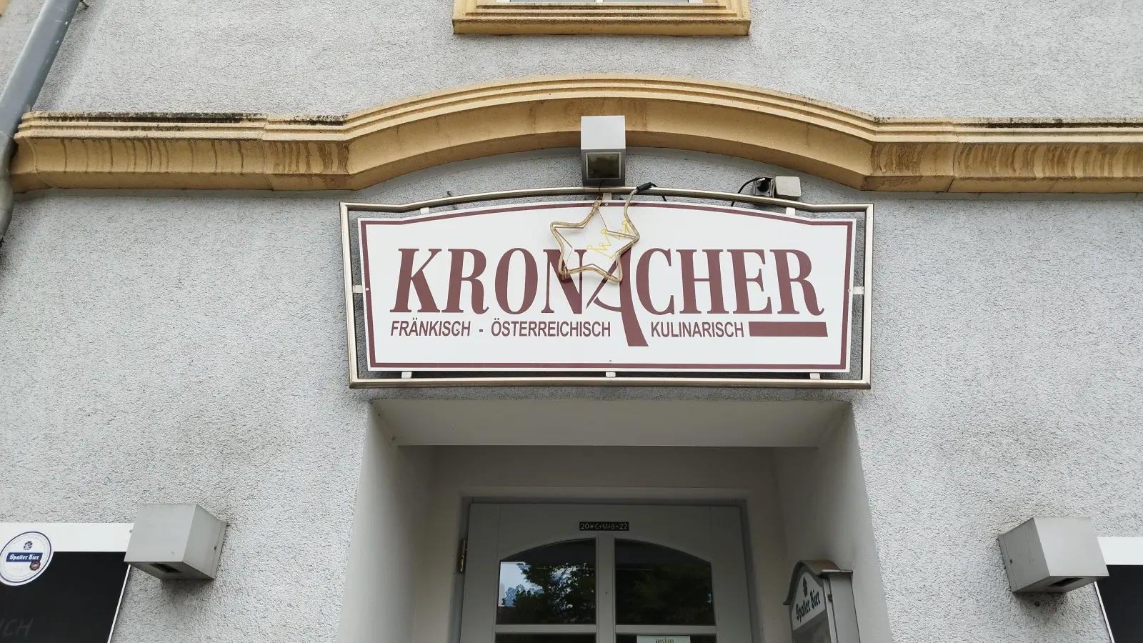 Im Gasthaus Kronacher sind seit zwei Jahren die Lichter aus. Zuletzt wurde dort ein fränkisch-österreichischer Stilmix serviert. (Foto: Robert Maurer)