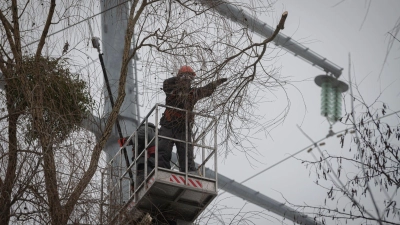 Die durch russische Raketenangriffe verursachten Probleme bei der ukrainischen Stromversorgung werden nach Behördenangaben den ganzen Winter andauern. (Foto: Andrew Kravchenko/AP/dpa)