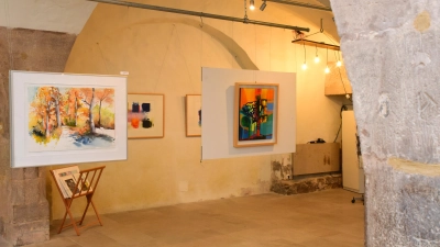 Die neue Lichtanlage im Fleischhaus setzt die Werke der aktuellen Mitgliederausstellung des Künstlerbunds neu in Szene. Es ist wieder ein breites Spektrum unterschiedlicher künstlerischer Ansätze geboten. (Foto: Irmeli Pohl)