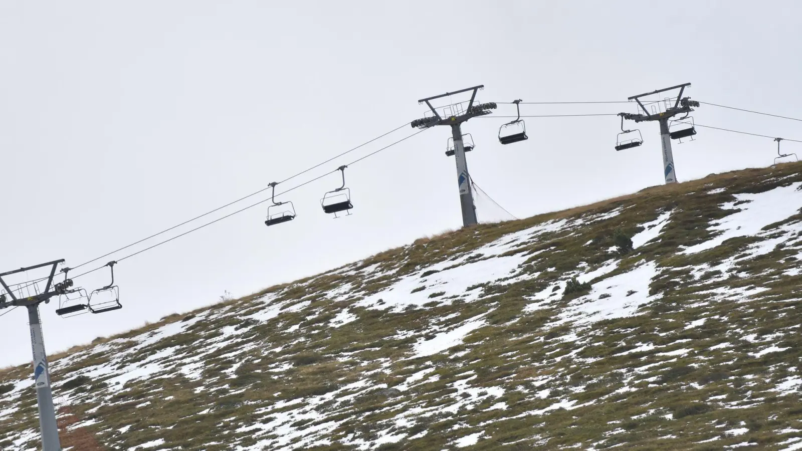 Das Skigebiet Astún (Symbolbild) liegt in den Pyrenäen. (Foto: Verónica Lacasa/Europa Press/AP/dpa)
