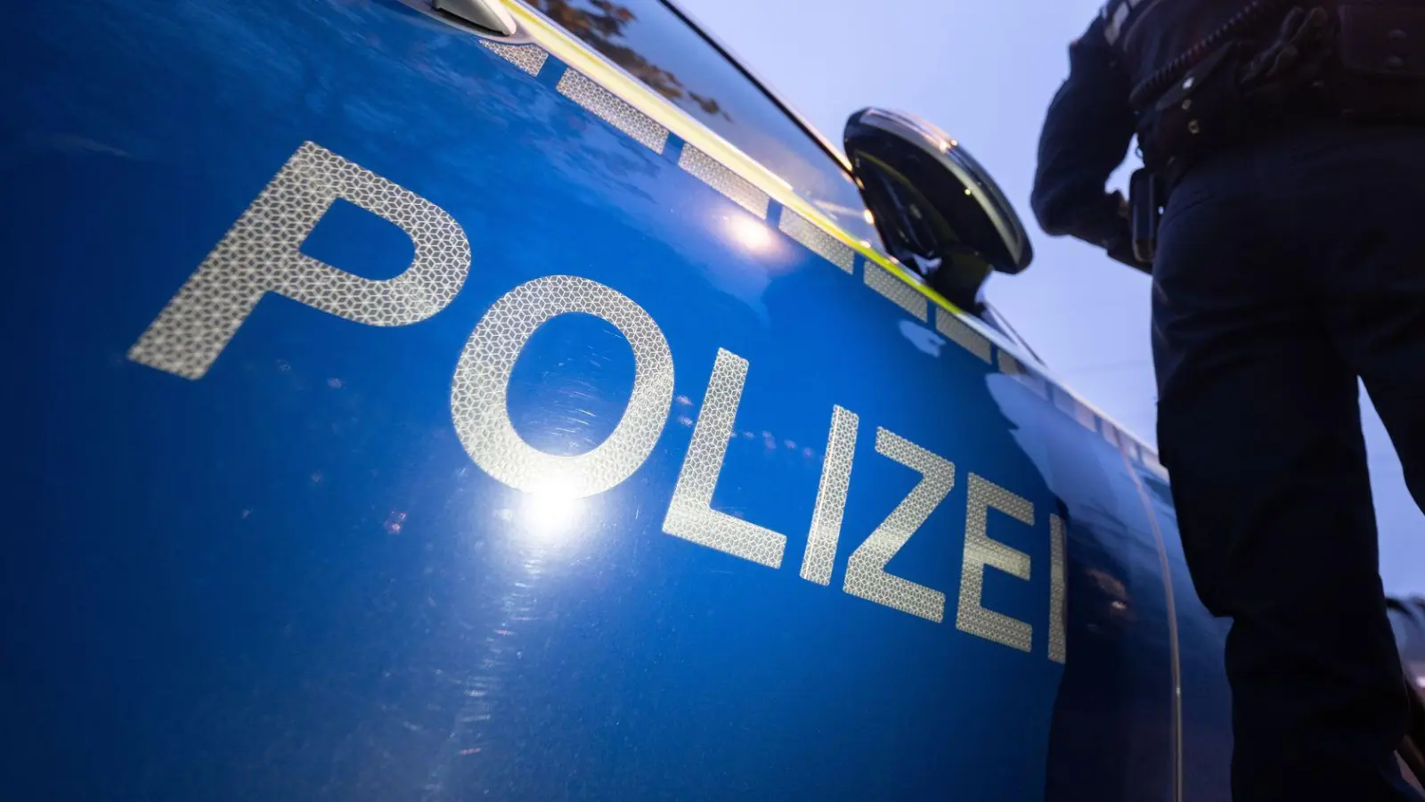 Die Polizei ermittelt zu den Hintergründen des Unfalls. (Symbolbild) (Foto: Marijan Murat/dpa)