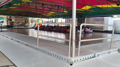 Die Fahrgeschäfte warten bereits auf die Besucherinnen und Besucher. Am Samstag startet das Frühlingsfest am Bad Windsheimer Schießwasen. (Foto: Anna Franck)