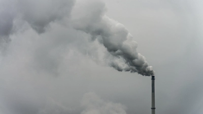 Qualm steigt aus dem Schornstein einer Fabrik im bayerischen Plattling. (Foto: Armin Weigel/dpa)