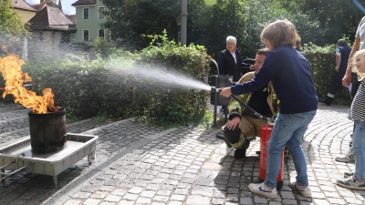 Wie bekämpfe ich ein Feuer? Auch Kinder waren voriges Jahr beim Tag der Feuerwehr gefordert. Dieses Jahr können Klein und Groß wieder anpacken, zum Beispiel bei einer Feuerwehr-Olympiade. (Archivfoto: Oliver Herbst)