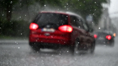 Vorsicht unterwegs: Bei Hagel Tempo drosseln und Warnblinker nutzen. (Foto: Federico Gambarini/dpa/dpa-tmn)