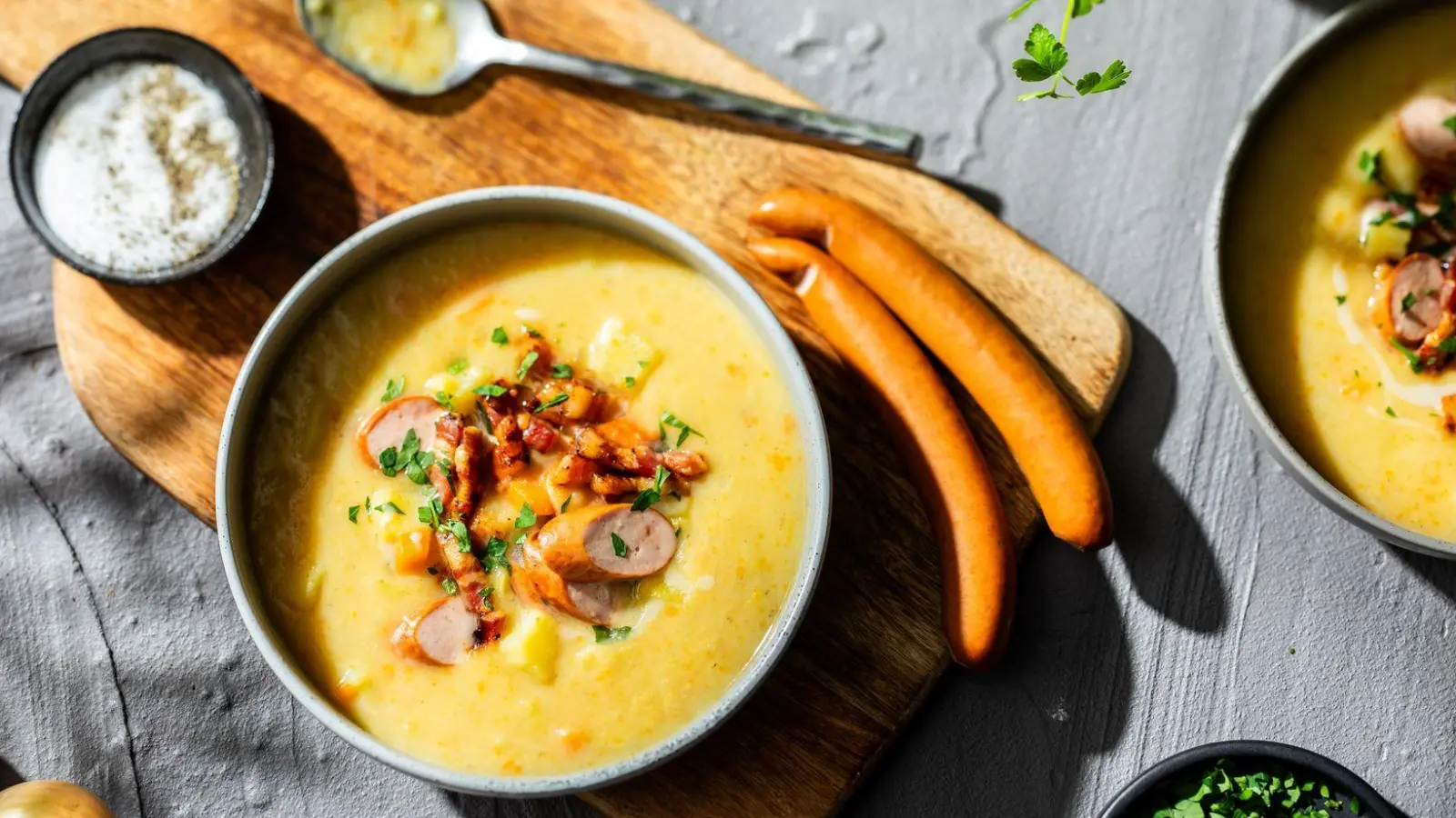 Perfekt für den Herbst: Die fränkische Kartoffelsuppe ist reich an Nährstoffen und einfach zubereitet. (Foto: KMG/die-kartoffel.de/dpa-tmn)