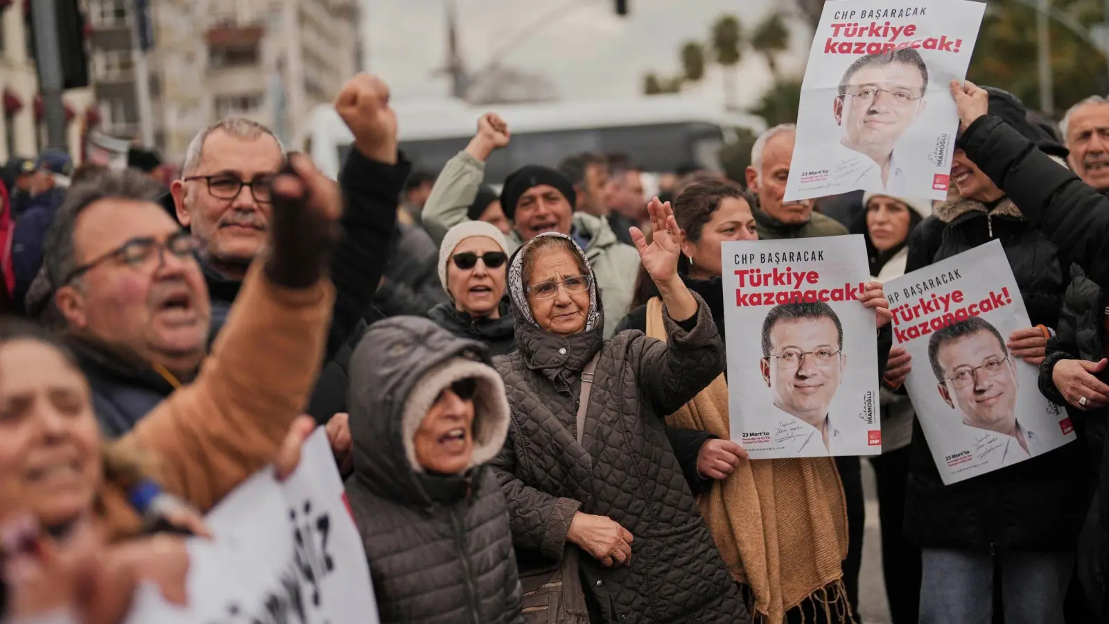 Protest gegen die Festnahme in Istanbul. (Foto: Francisco Seco/AP/dpa)