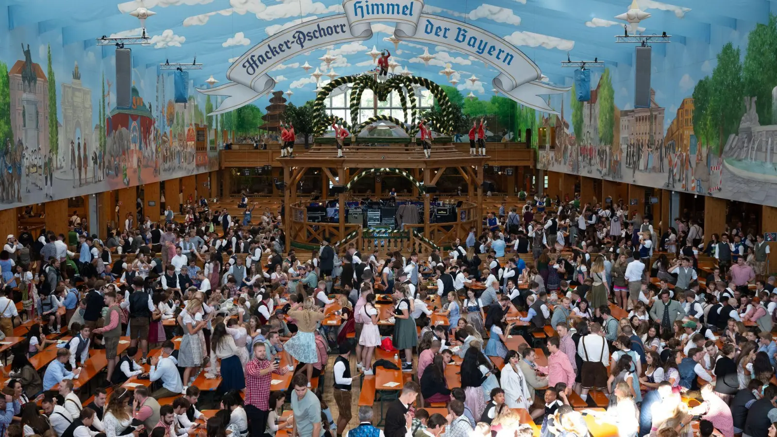 Bald geht es wieder los auf der Wiesn. (Archivbild) (Foto: Sven Hoppe/dpa)
