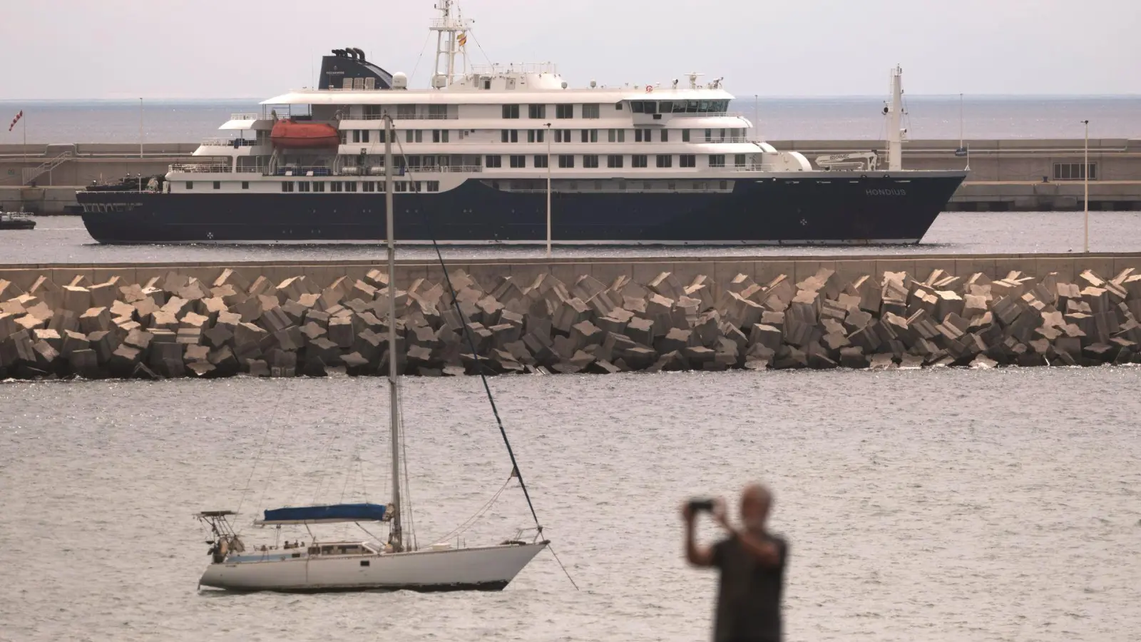 Die „Hondius“ liegt vor Teneriffa. (Foto: Arturo Rodriguez/AP/dpa)