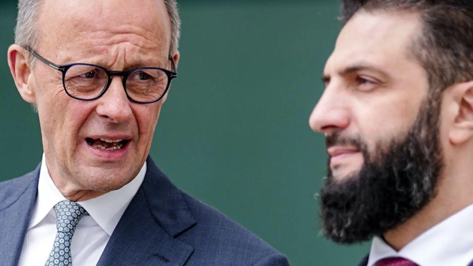 Syriens Übergangspräsident al-Scharaa (r.) holt seinen verschobenen Besuch in Berlin nach. (Foto: Kay Nietfeld/dpa)