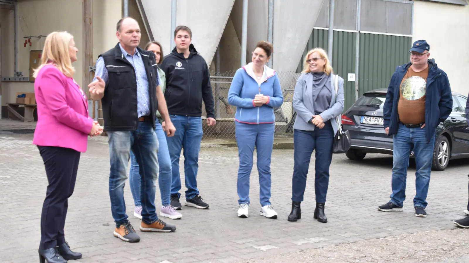 Landwirt Klaus Leistner (Zweiter von links, rechts daneben seine Frau Petra und Sohn Christoph) erläutert den FW-Politikerinnen Dr. Birgit Kreß (links), Christine Singer (Fünfte von links) und Gabi Schmidt (Zweite von rechts) sowie dem Markt Bibarter UWG-Rat Markus Stubenrauch (rechts) seinen Betrieb in Burgambach. (Foto: Andreas Reum)