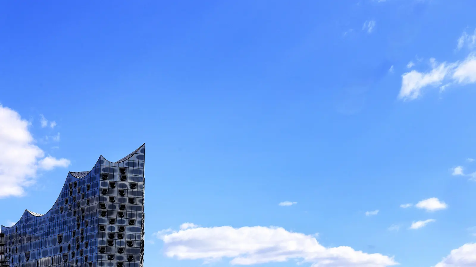 Die Farben der Elbe und das Licht des Himmels: die Fassade der Elbphilharmonie spiegelt sie wider.  (Foto: Thomas Wirth)