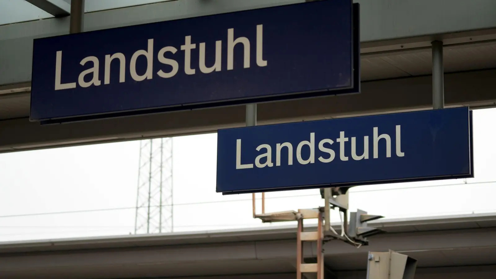 Der Angriff geschah laut Polizeiangaben, kurz nachdem dem Zug den Bahnhof Landstuhl verlassen hatte. (Foto: Patrick von Frankenberg/dpa)