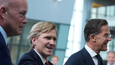US-Verteidigungsstaatssekretär Elbridge Colby traf in Brüssel unter anderem Nato-Generalsekretär Mark Rutte (r) und US-Nato-Botschafter Matthew Whitaker. (Foto: Virginia Mayo/AP/dpa)