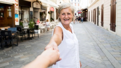 Sich nach der Trauer auch wieder dem Schönen im Leben öffnen - das kann in Gemeinschaft mit Gleichgesinnten leichter fallen. (Foto: Halfpoint/Westend61/dpa-tmn)