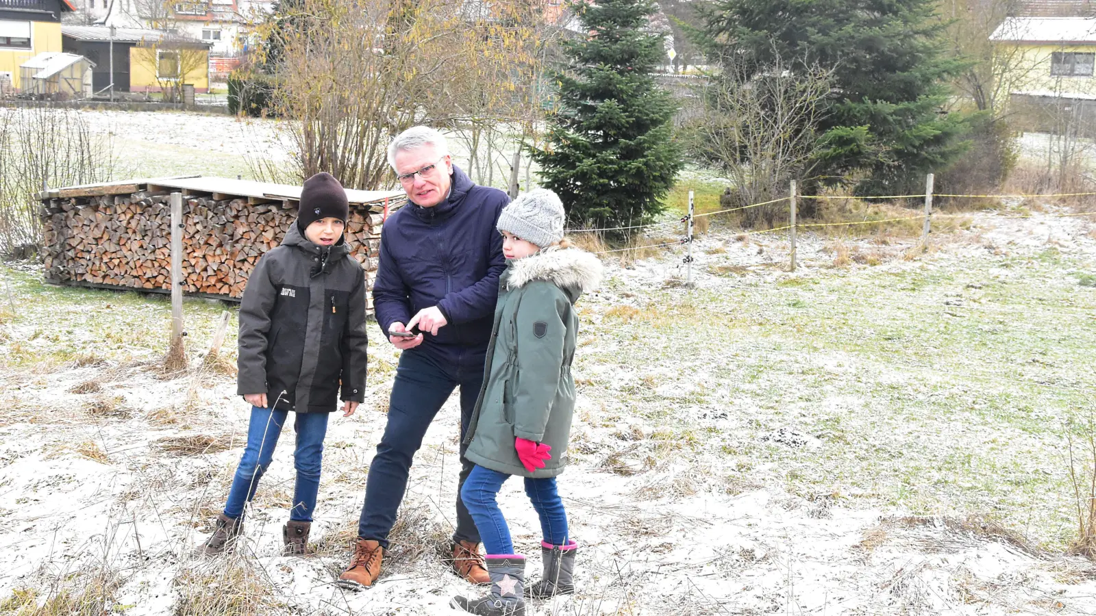 Die Borsbacher Kinder – hier zwei von ihnen mit Bürgermeister Hans Henninger – wünschen sich einen Spielplatz. (Foto: Fritz Arnold)