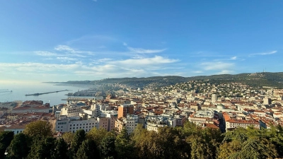 Triest liegt an der Adria. Vorn das Meer, im Rücken die Berge: ideal für die Bora. (Foto: Wolfgang Stelljes/dpa-tmn)