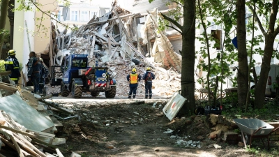 Auch eine Hundestaffel wurde bereitgehalten.  (Foto: Sebastian Kahnert/dpa)