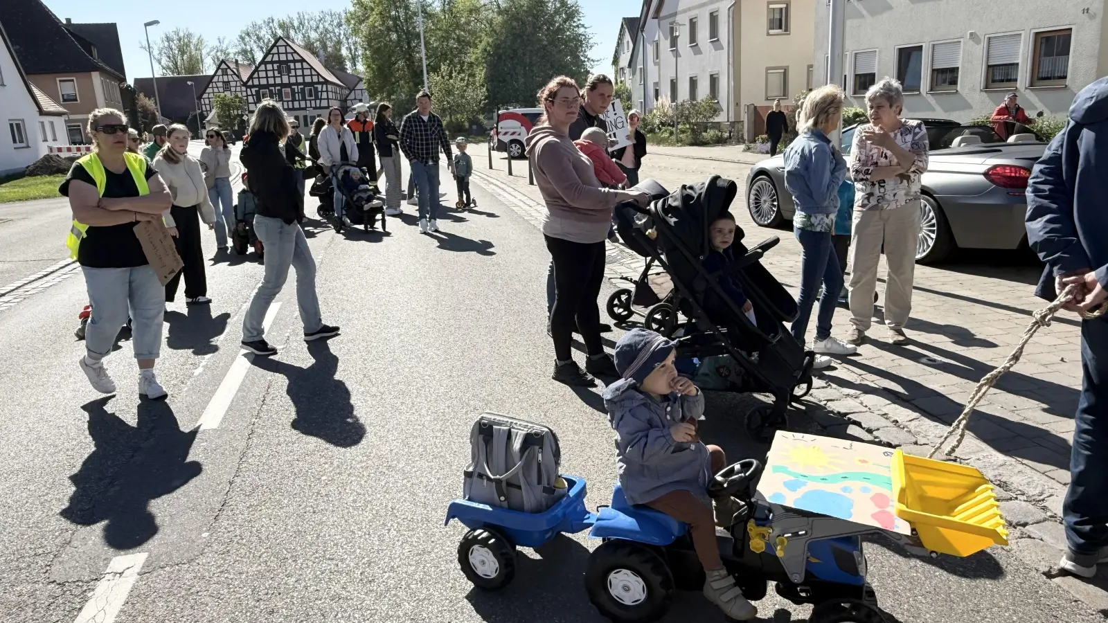 Wieder einmal mit Kind und Kegel waren die Lenkersheimer am Donnerstag unterwegs, um für den Bau der Umgehungsstraße zu demonstrieren.  (Foto:  Jürgen Heckel)