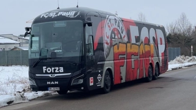 Das Kürzel des 1. FC Nürnberg prangerte nach einem Aufenthalt in Bad Windsheim auf dem Mannschaftsbus des FC St. Pauli. (Foto: Mathias Flory)