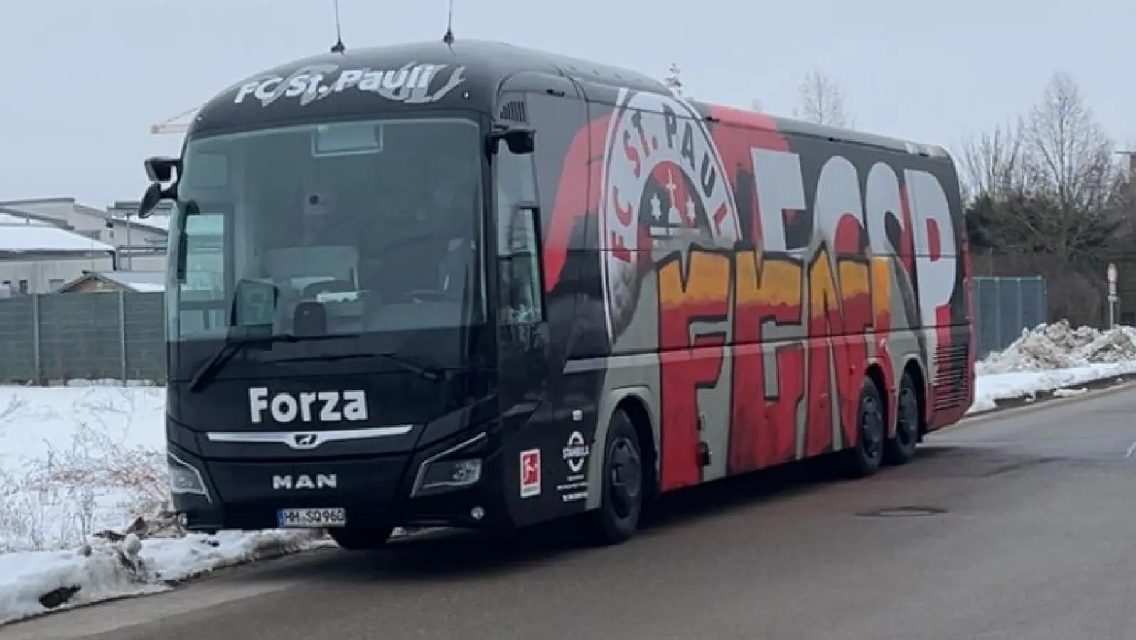 Das Kürzel des 1. FC Nürnberg prangerte nach einem Aufenthalt in Bad Windsheim auf dem Mannschaftsbus des FC St. Pauli. (Foto: Mathias Flory)