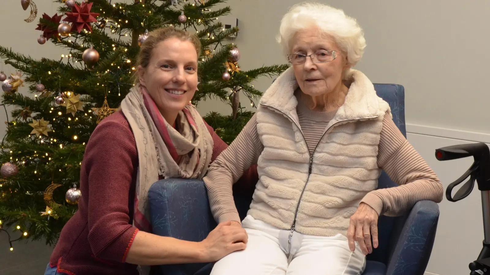 „Gut aufgehoben und nicht abgeschoben“: Die 86-jährige Erika Liebchen-Kriegelstein lebt seit knapp drei Monaten im „Haus Für und Miteinander Sorge tragen“. Ihrer Tochter Dr. Stefanie Kriegelstein erleichterte unter anderem der gute Kontakt zu den Mitarbeitenden die Entscheidung, ihre Mutter dort unterzubringen. (Foto: Yvonne Neckermann)