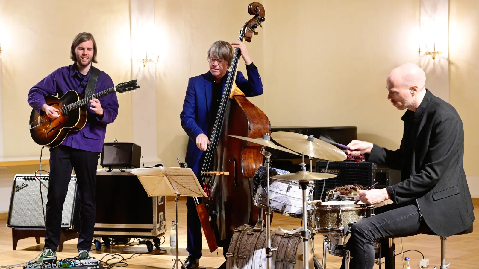 Ausnahme-Formation: das Philipp Schiepek Trio mit dem Gitarristen Philipp Schiepek, dem Bassisten Henning Sieverts und dem Schlagzeuger Bastian Jütte. (Foto: Jim Albright)