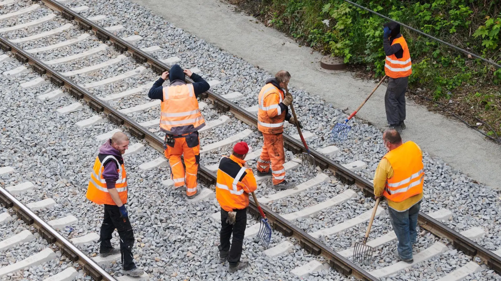 Fahrgäste der Deutschen Bahn müssen sich auch in diesem Jahr wieder auf zahlreiche Baustellen einstellen. (Foto: Annette Riedl/dpa)