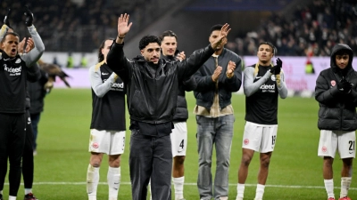 Abschied vom Publikum: Omar Marmoush winkt den Fans. (Foto: Arne Dedert/dpa)