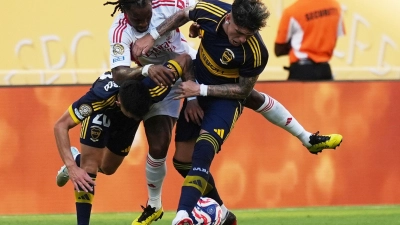 Es ging rustikal zur Sache zwischen Boca und Benfica. Hier kämpft der frühere Bayern-Profi Renato Sanches (M) von Lissabon mit Carlos Palacios (r) und Alan Velasco um den Ball. (Foto: Rebecca Blackwell/AP/dpa)