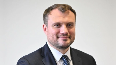 Brandenburgs Wirtschaftsminister Daniel Keller (SPD) wirbt mit einer neuen Kampagne für Zuzüge aus Westdeutschland. (Archivbild) (Foto: Sebastian Christoph Gollnow/dpa)