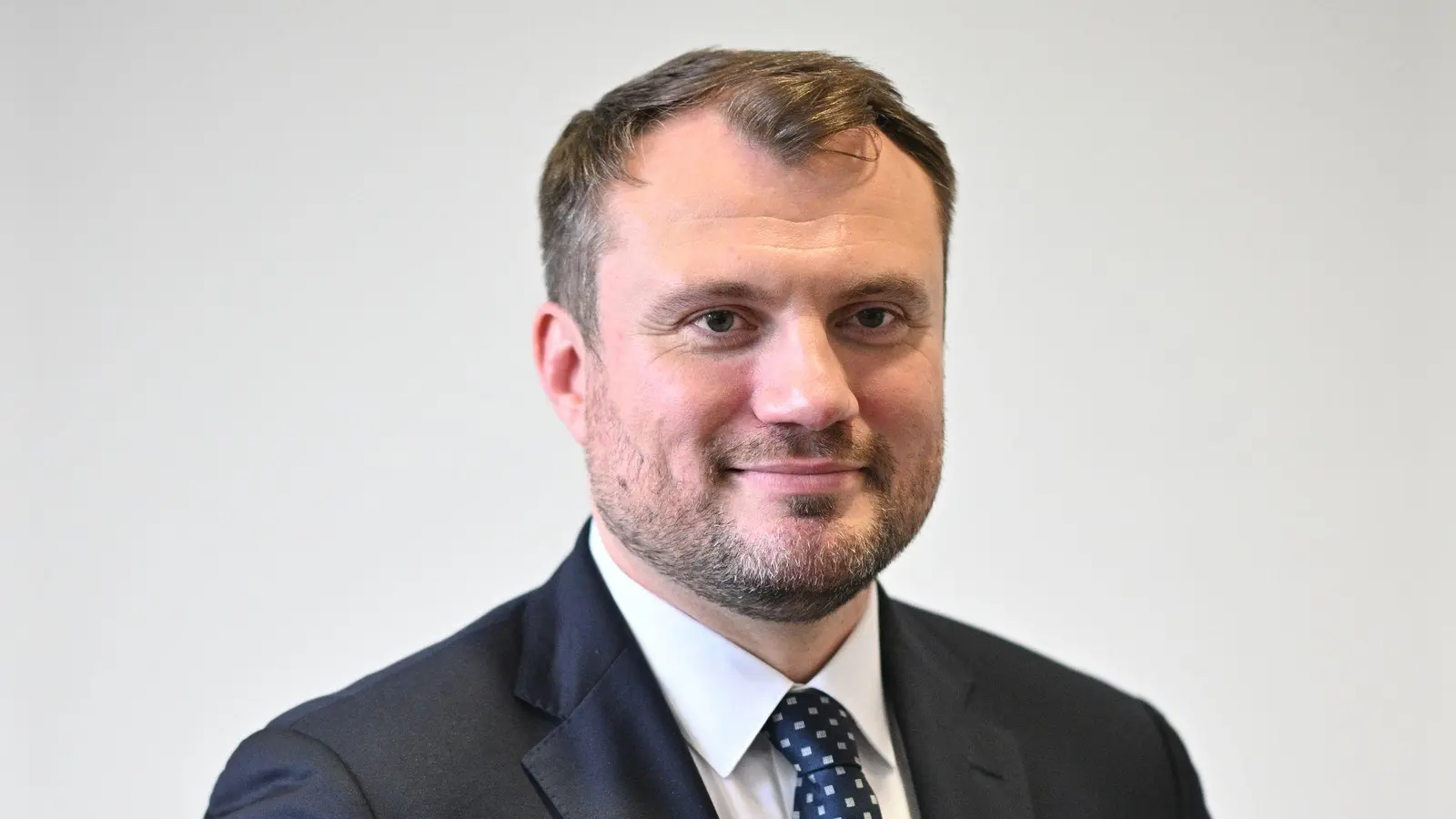 Brandenburgs Wirtschaftsminister Daniel Keller (SPD) wirbt mit einer neuen Kampagne für Zuzüge aus Westdeutschland. (Archivbild) (Foto: Sebastian Christoph Gollnow/dpa)
