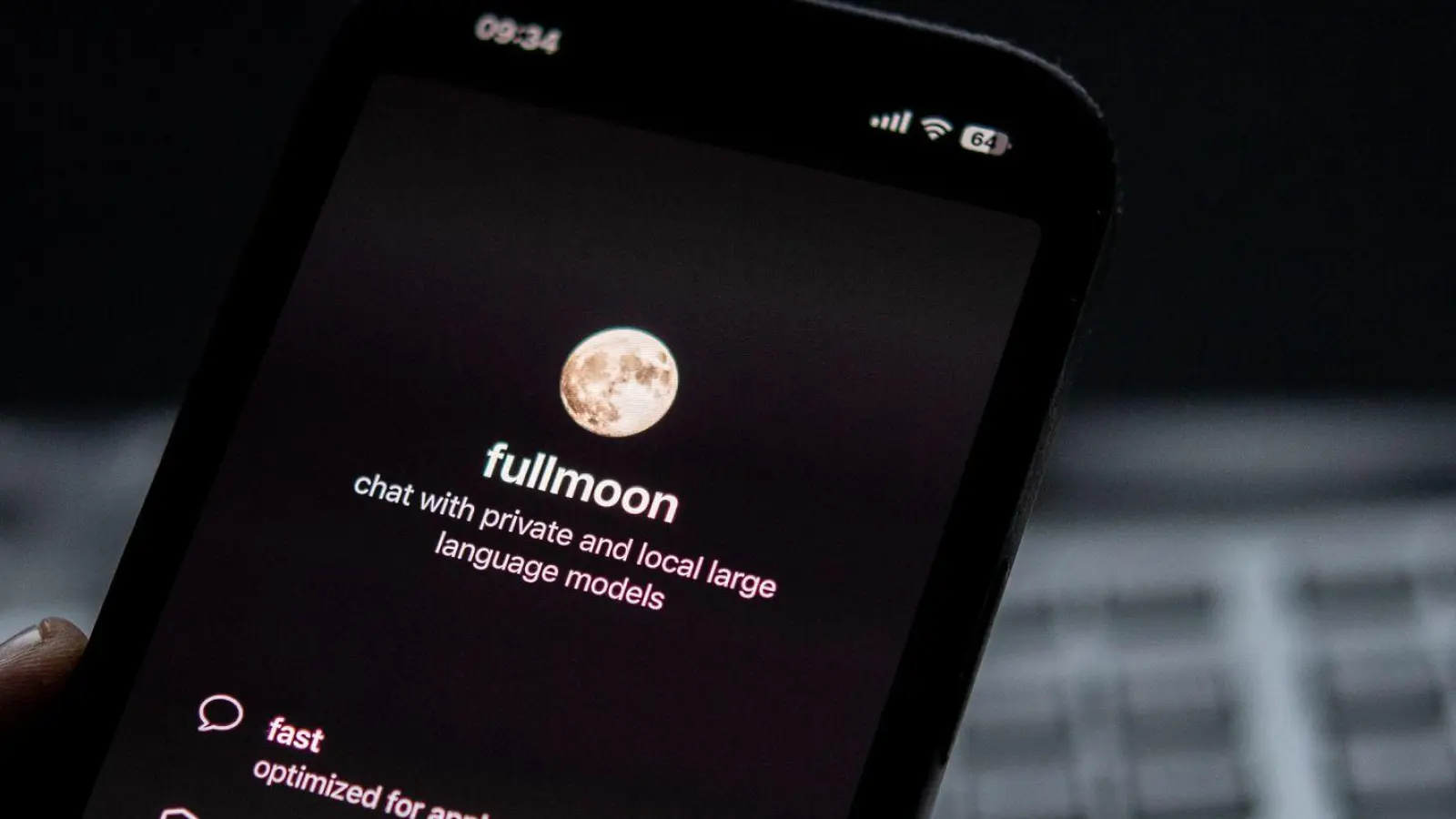 Kann alles, was andere KI-Chatbots auch können - braucht bloß kein Internet dafür: Fullmoon. (Foto: Zacharie Scheurer/dpa-tmn)