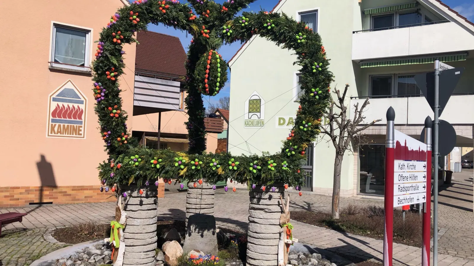 Der Obst- und Gartenbauverein hat in Bechhofen wieder einen liebevoll geschmückten Osterbrunnen am Plärrer in der Ortsmitte gestaltet. (Foto: Johannes Flierl)