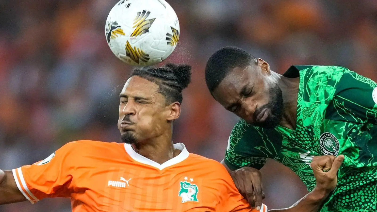 Sébastien Haller (l) von der Elfenbeinküste im Kopfballduell mit Semi Ajayi. (Foto: Sunday Alamba/AP)