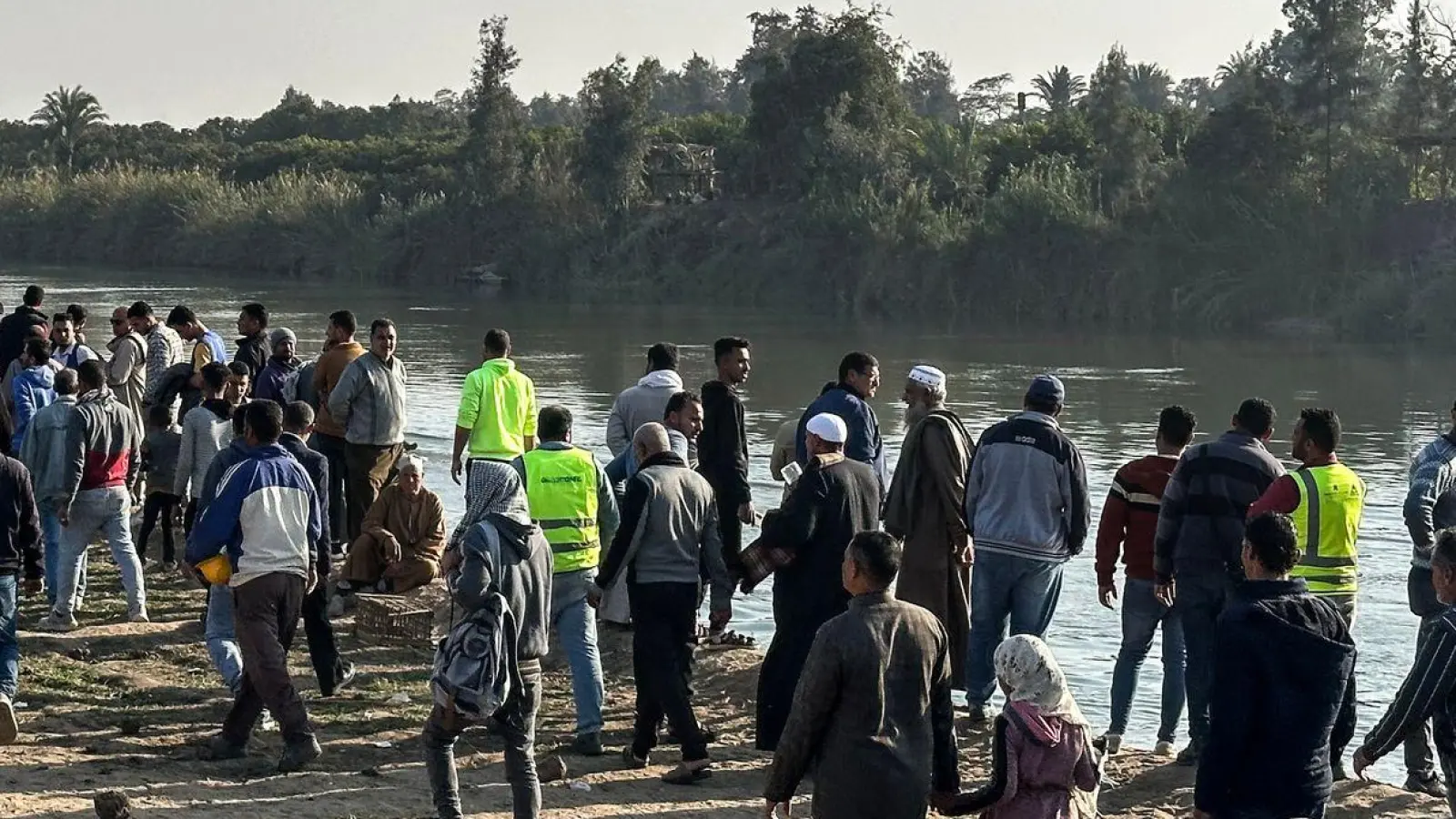 Nach dem Fährunglück versammeln sich Dorfbewohner am Nilufer. (Foto: Mahmoud Elkhwas/dpa)