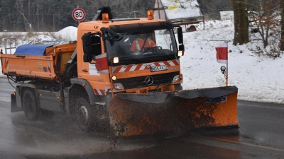 Die Winterdienste, ob vom Staatlichen Bauamt, vom Landkreis oder den Kommunen, hatten heuer zahlreiche Einsätze. Unser Foto stammt aus Neustadt. (Foto: Ute Niephaus)
