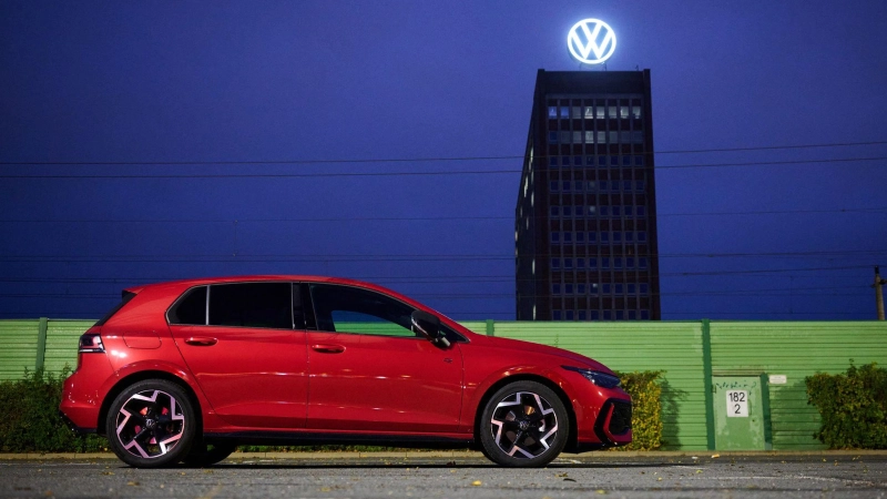 Der Spardruck bei VW wirkt sich auf die Entwicklung des Golfs aus. (Archivbild) (Foto: Julian Stratenschulte/dpa)