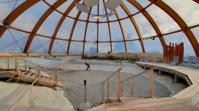 Wo sich sonst zahlreiche Gäste einfach treiben lassen, wurde kräftig gewerkelt, um den Salzsee der Franken-Therme zu warten. (Foto: Anna Franck)