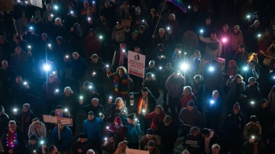 Im Februar 2024 fand schon einmal eine „Lichtermeer-Demonstration“ vor dem Neustädter Rathaus statt. Am 25. Januar ist eine neuerliche Auflage geplant. (Foto: Mirko Fryska)