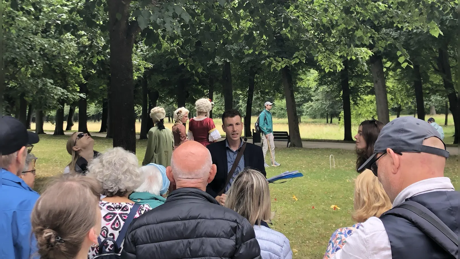 300 Jahre Hofgarten in Ansbach: Genaugenommen müsste der 300.Geburtstag der prächtigen Linden-Allee gefeiert werden, zu der 1724 Markgräfin Christiane Charlotte den Startschuss gegeben hat. (Foto: Florian Pöhlmann)