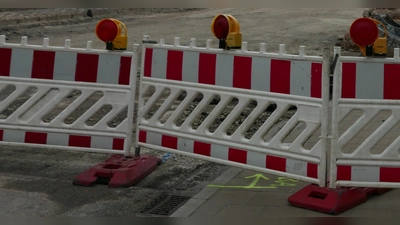 Ein Autofahrer ist nachts in eine Baustellenabsicherung gefahren. (Symbolbild: Roman Kocholl)