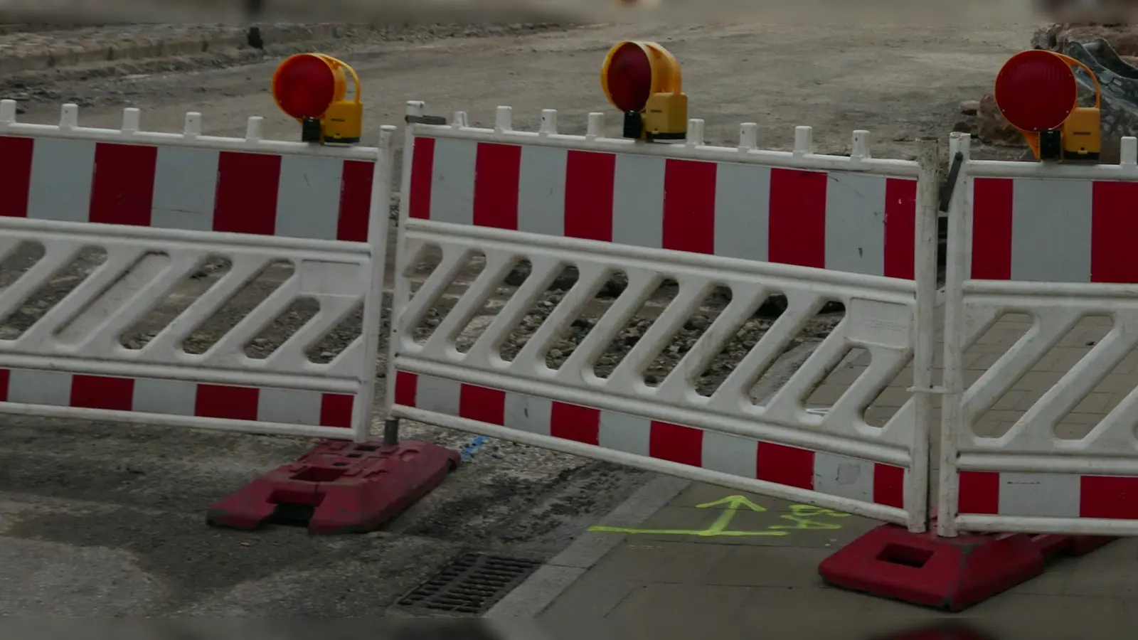 Ein Autofahrer ist nachts in eine Baustellenabsicherung gefahren. (Symbolbild: Roman Kocholl)