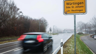 Die Ermittlungen der Polizei laufen.  (Foto: Christoph Schmidt/dpa)