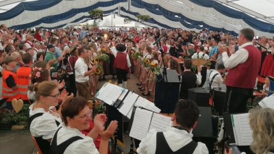 Durch das Spalier der Festdamen zog die Blaskapelle Wildenholz ins brechend volle Festzelt ein. (Foto: Friedrich Strohmeier)