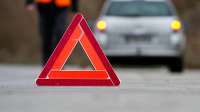 Beim Rückwärtsfahren stieß ein 79-Jähriger bei Unteroestheim im Landkreis Ansbach mit dem Wagen einer 47-Jährigen zusammen. (Symbolbild: Franziska Gabbert/dpa-tmn)